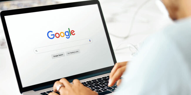 écran d'un ordinateur avec comme fond google