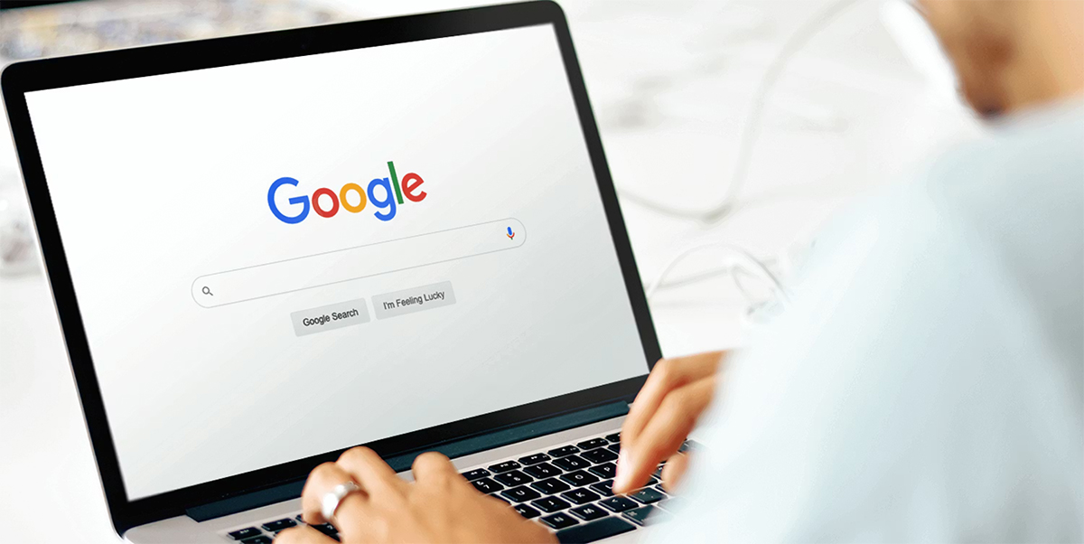 écran d'un ordinateur avec comme fond google