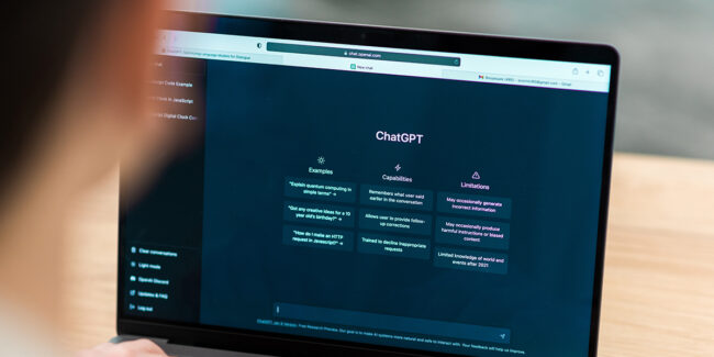 une femme qui navigue sur chatGPT sur ordinateur