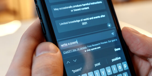 une personne qui est sur son téléphone sur chatGPT